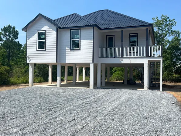 325 Davis St, Waveland, MS 39576