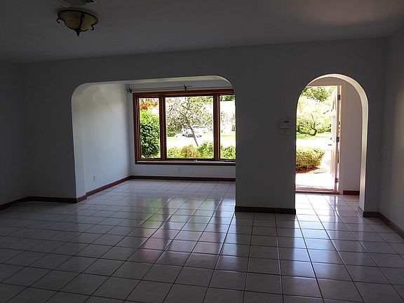 Livingroom 27x23 nook Bay wi