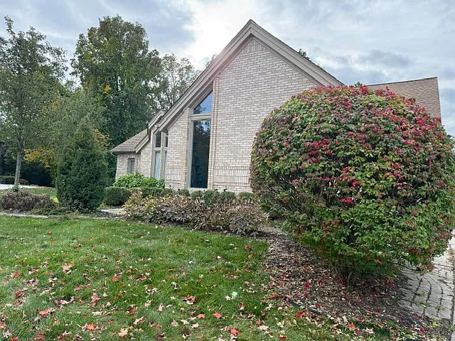 4 bed, 2.5 bath, 3324 sqft, $3,900 — Photo 2