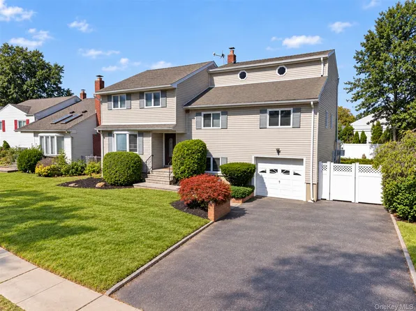 11 Lincrest Street, Syosset, NY 11791