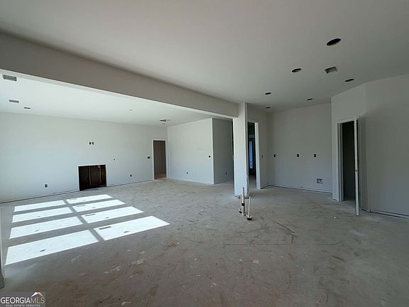 5th image of 1004 S Laney Rd
