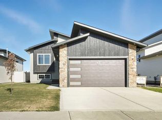 66 S Metcalf Way, Lacombe, AB T4L 0J9