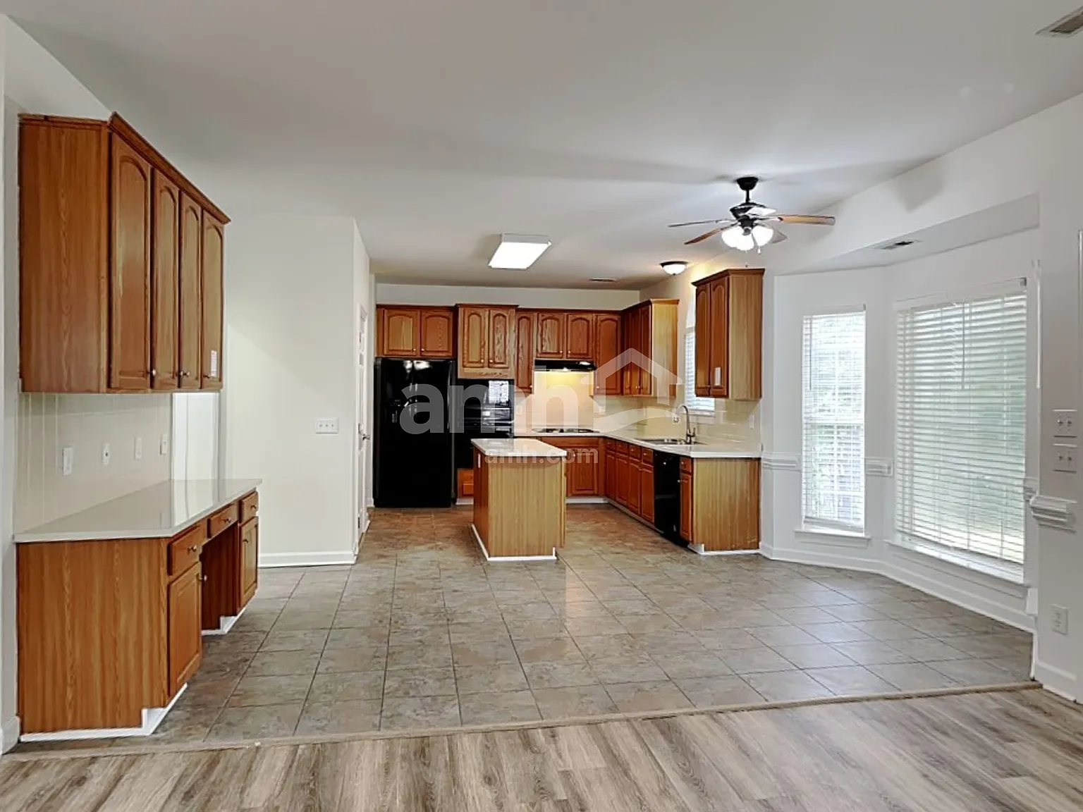 5 bed, 2.5 bath, 3188 sqft, $3,060 — Photo 4