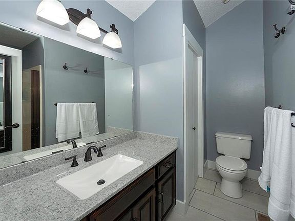 4th image of 213 SE Bristol Dr