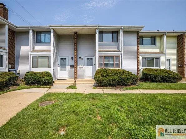 10 Quincy Cir, Dayton, NJ 08810