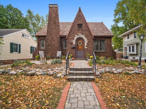 2015 E Taylor St, Bloomington, IL 61701