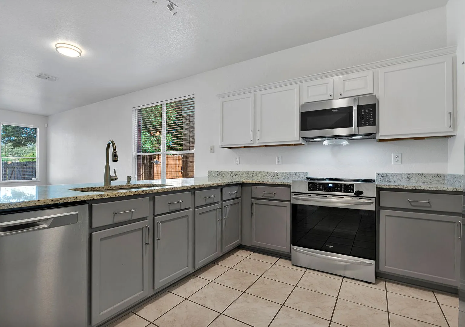 Spacious 5-Bedroom Beauty in Trinity Oaks with Community Perks! — Photo 4