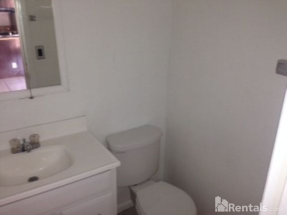 2nd image of 5229 W Lynwood St