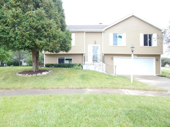902 Garden Cir, Streamwood, IL 60107