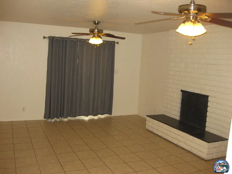 1661 Yucca Dr — Photo 2