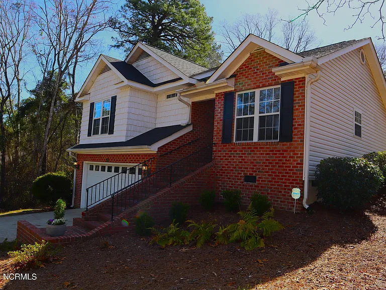 295 Sandhills Cir — Photo 1