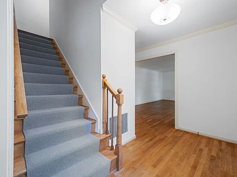 2401 Scarsborough Dr — Photo 6