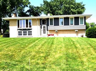 560 Lincoln St, Roselle, IL 60172