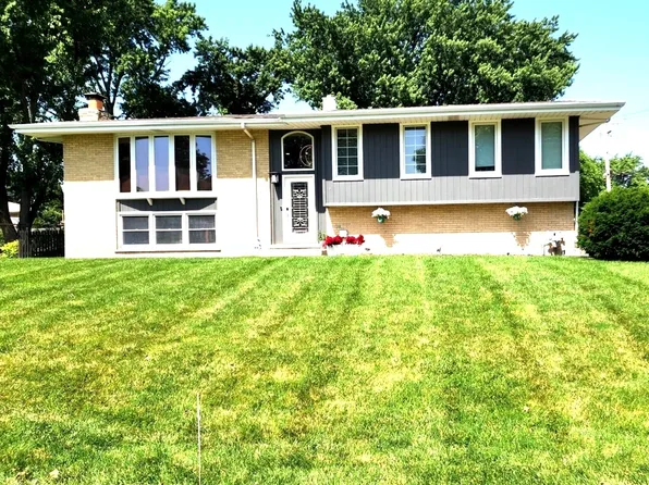 560 Lincoln St, Roselle, IL 60172