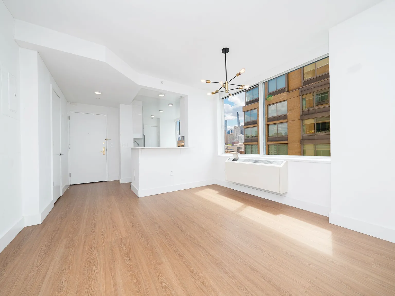 160 Riverside Boulevard — Photo 3