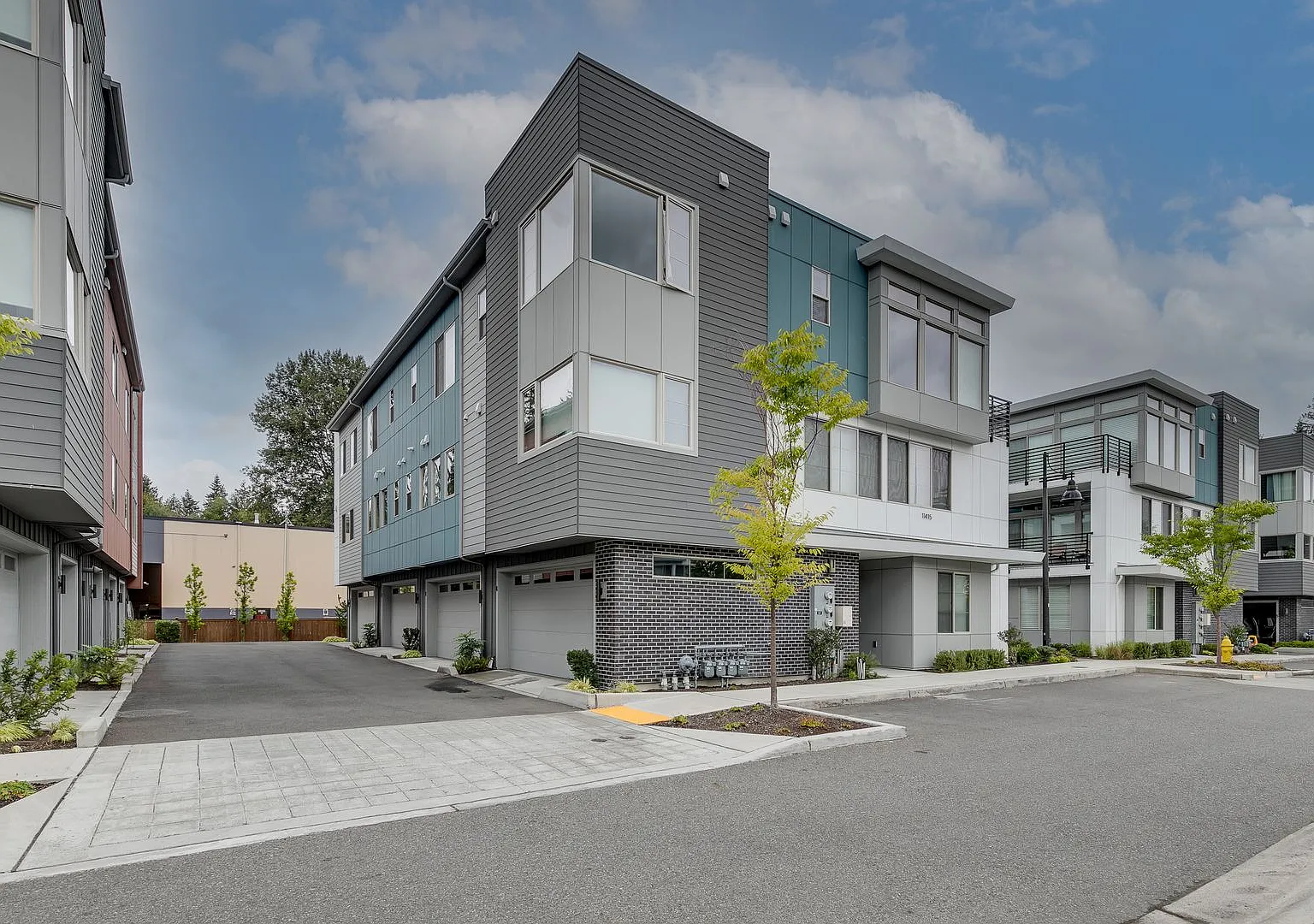 *Beautiful Modern 3 Bed Kirkland Townhome Available Now!* — Photo 1