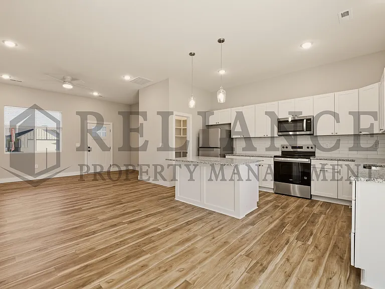 525 E Elmwood St — Photo 13