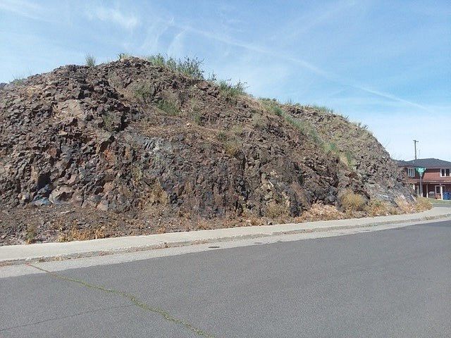 2nd image of 702 W Sharp Ave