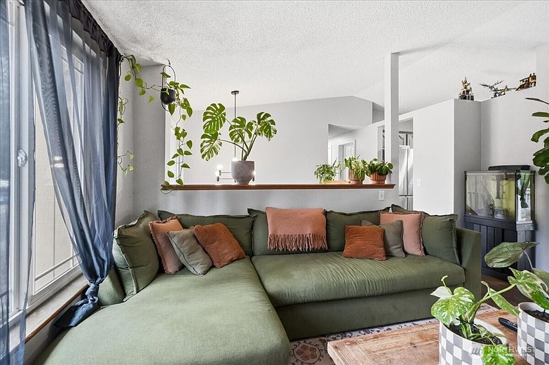 4th image of 1013 187th Street E