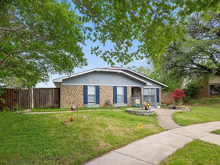 1706 Delaford Cir — Photo 1