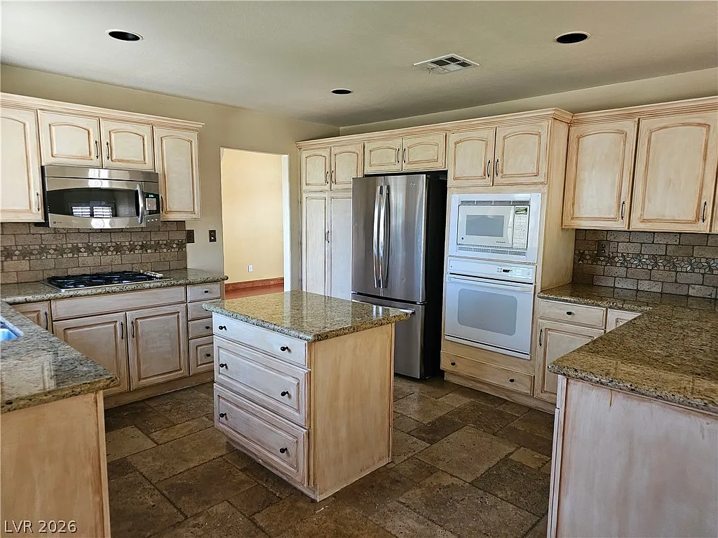 4 bed, 3.0 bath, 2401 sqft, $2,750 — Photo 2