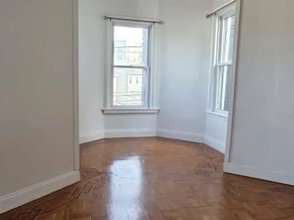 207 Jewett Avenue image 5 of 14