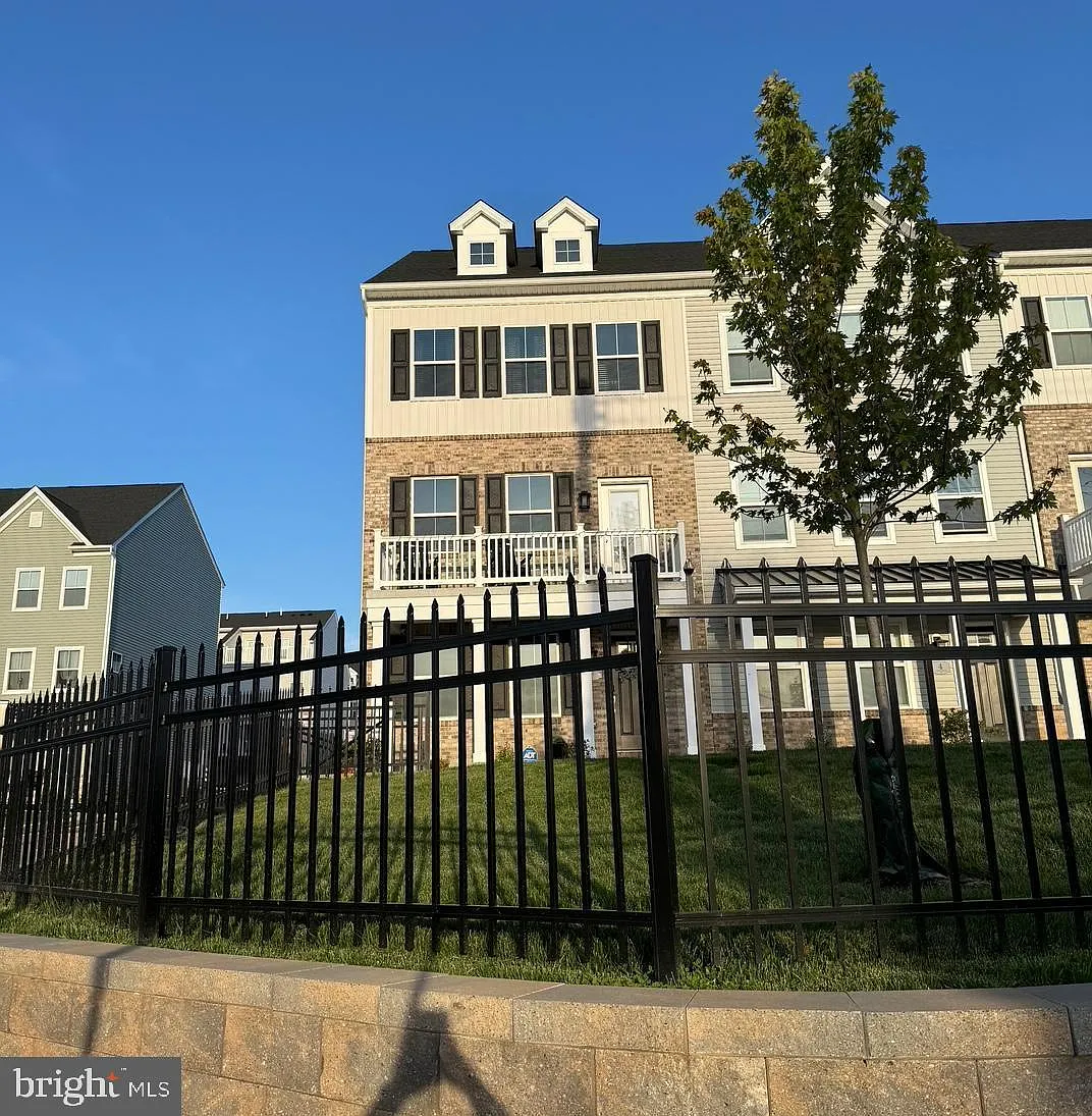 3 bed, 5.0 bath, 2700 sqft, $3,850 — Photo 2