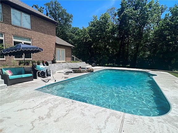 3rd image of 425 Duke Hill Rd