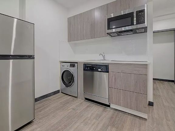 5th image of 439 W 46th St APT 4D