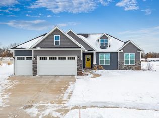 10 Joan Rose Ct, Leclaire, IA 52753