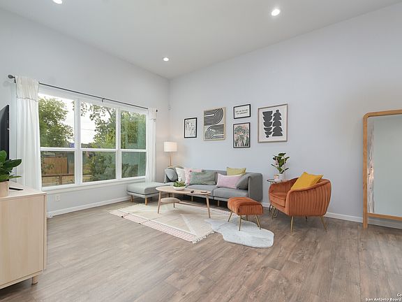 3rd image of 609 DAKOTA ST