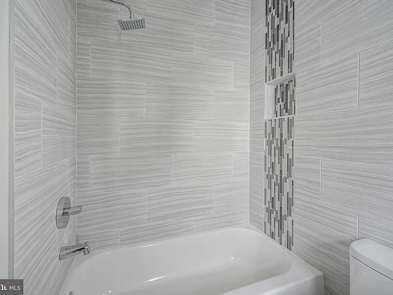 1072 N Front St #A — Photo 12