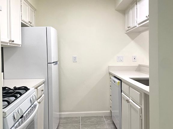 Kitchen 9' x 7'. New refrigerator and dishwasher