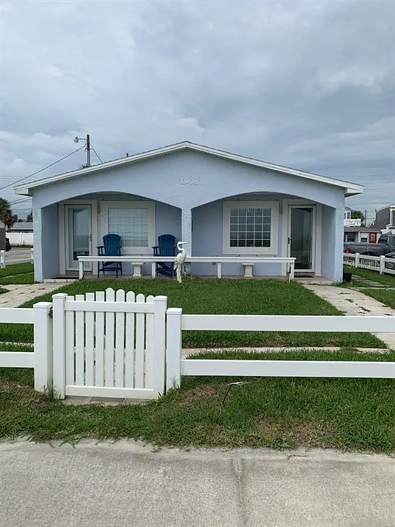 2 bed, 1.0 bath, 700 sqft, $1,800 — Photo 1