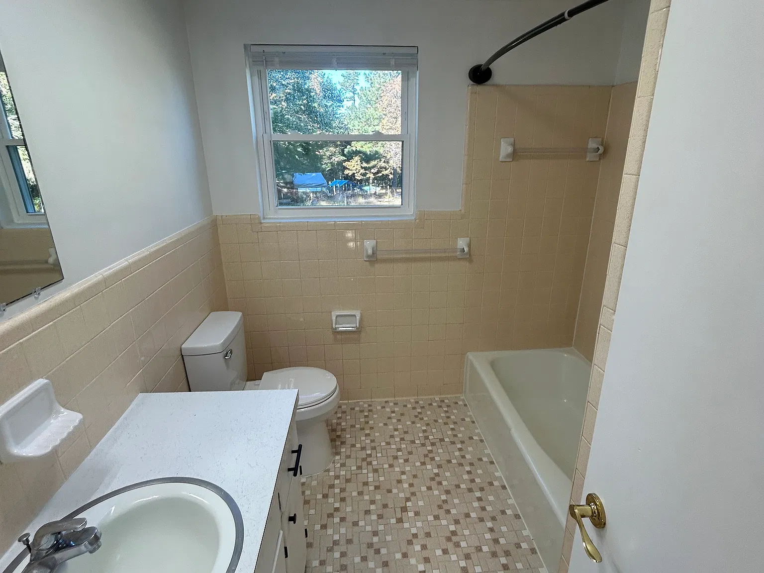 2 bed, $1,100 — Photo 3
