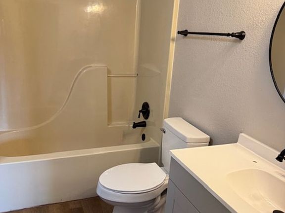 5th image of 706-708 Bellflower Dr S