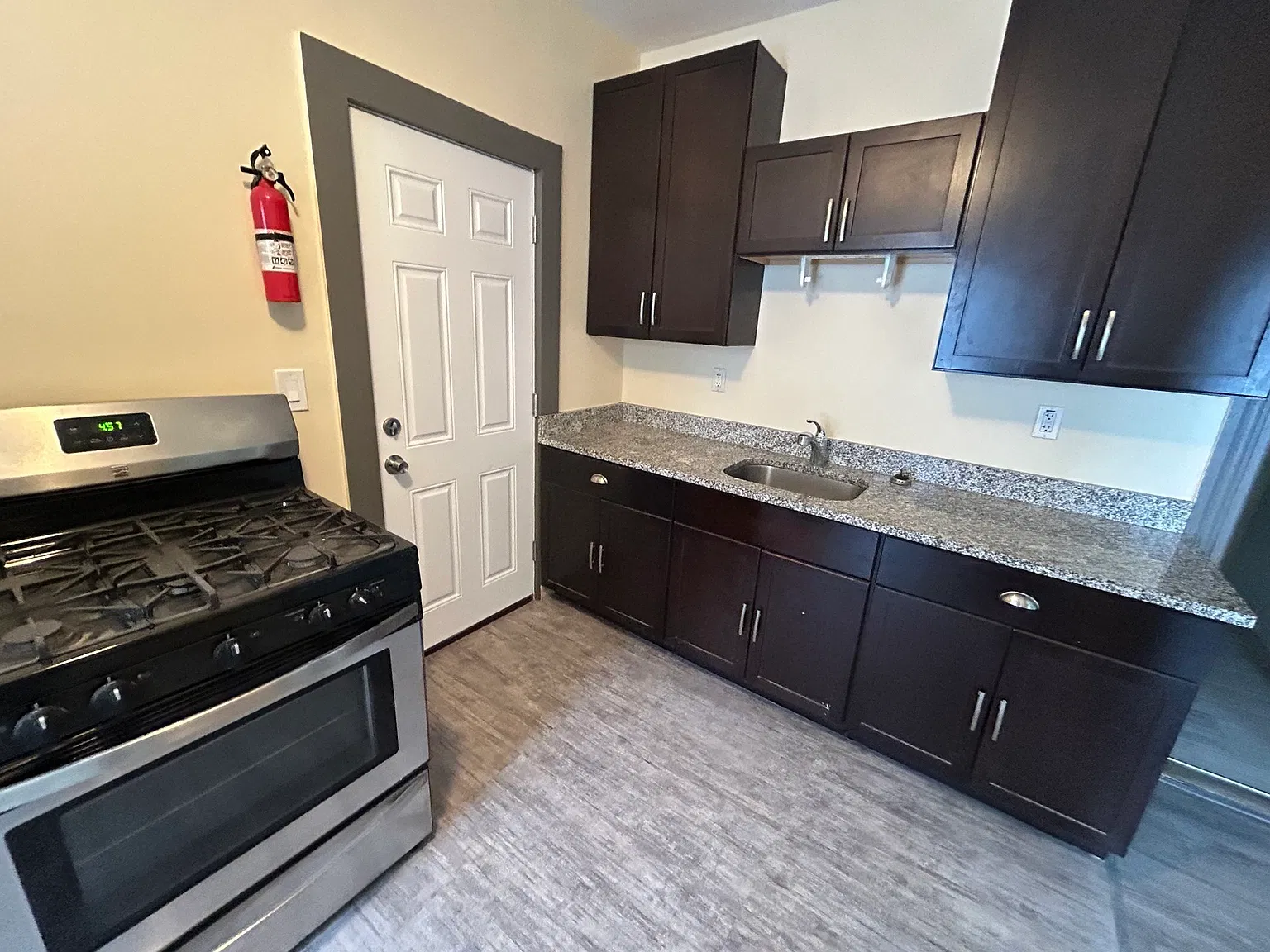 1 bed, 1.0 bath, 550 sqft, $1,800 — Photo 2