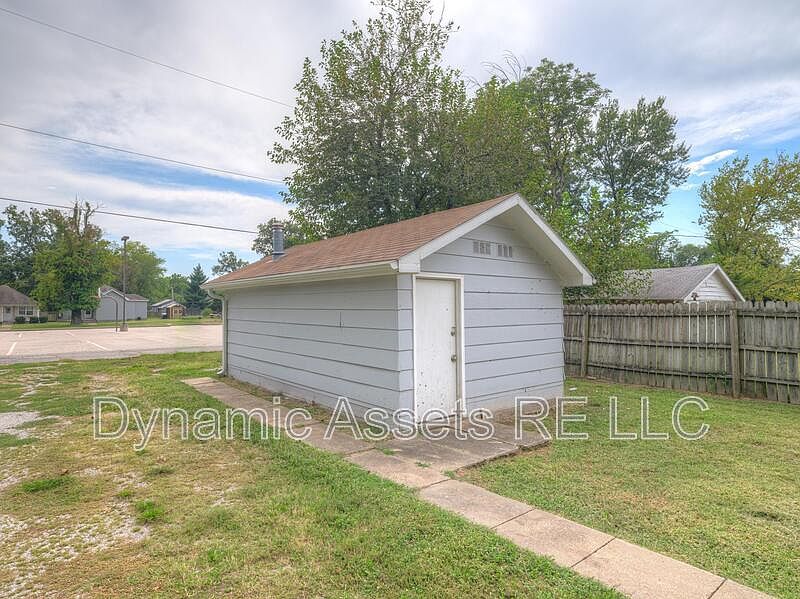 2nd image of 208 E Park Storage