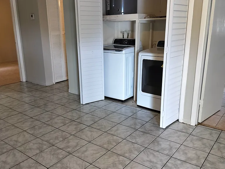 6175 SW 48th Ct — Photo 2