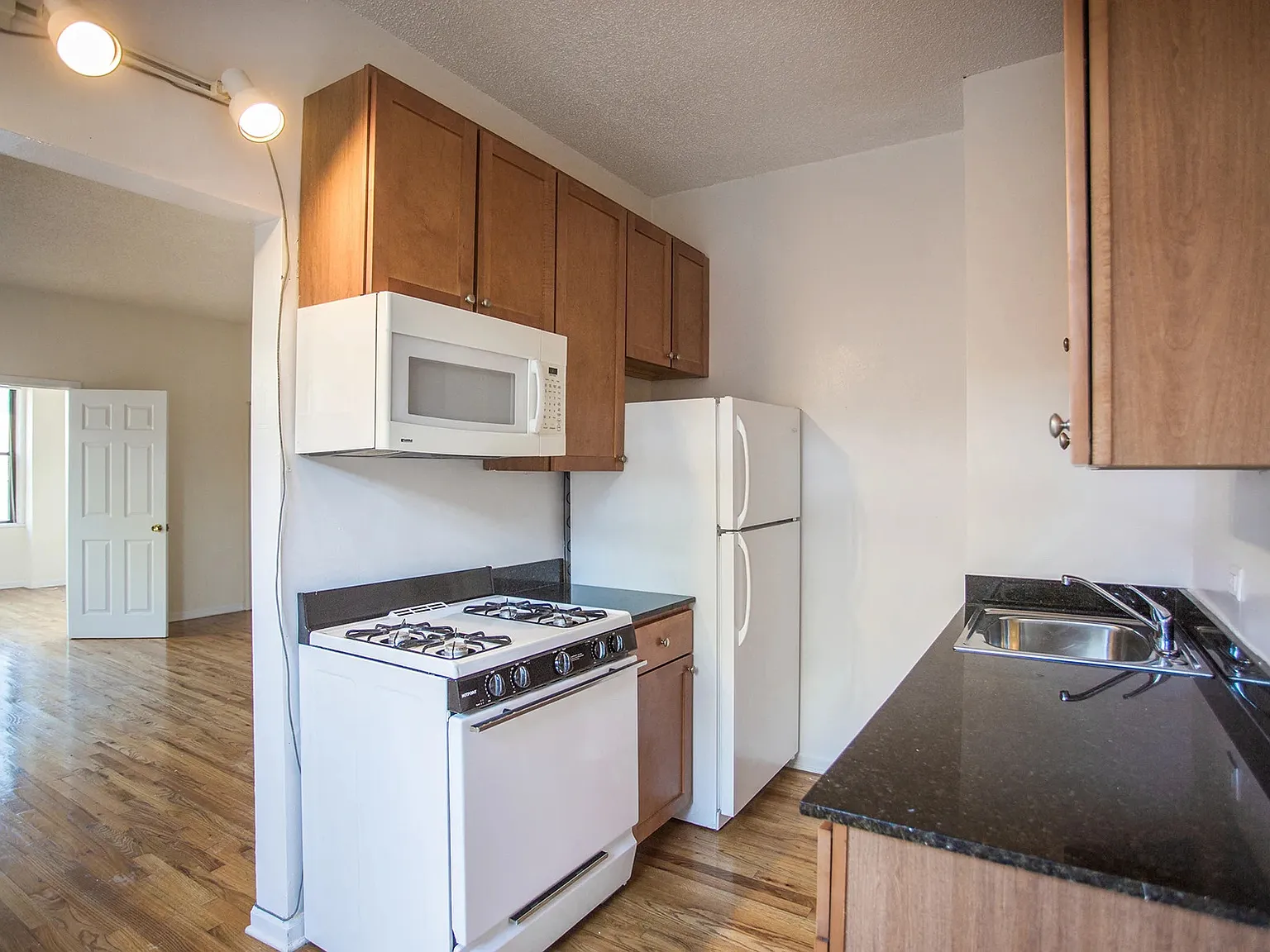 1 bed, 1.0 bath, 586 sqft, $1,800 — Photo 1