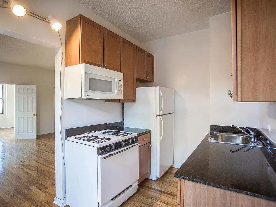 4242-44 N Sheridan Rd #604