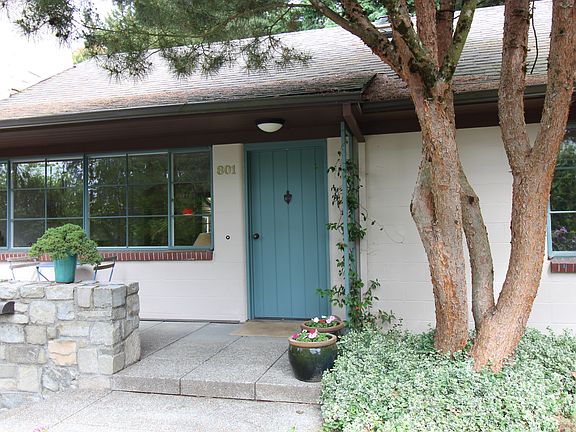3rd image of 801 SW Westwood Dr