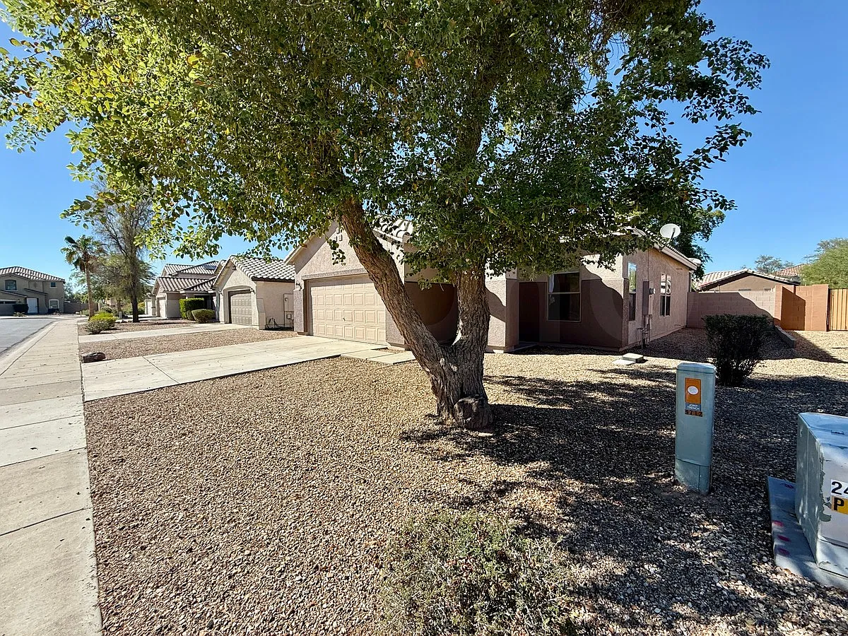 3 bed, 2.0 bath, 1381 sqft, $1,775 — Photo 2