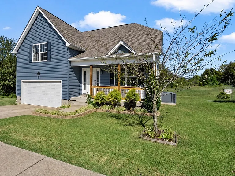 1604 Stable Ln — Photo 3