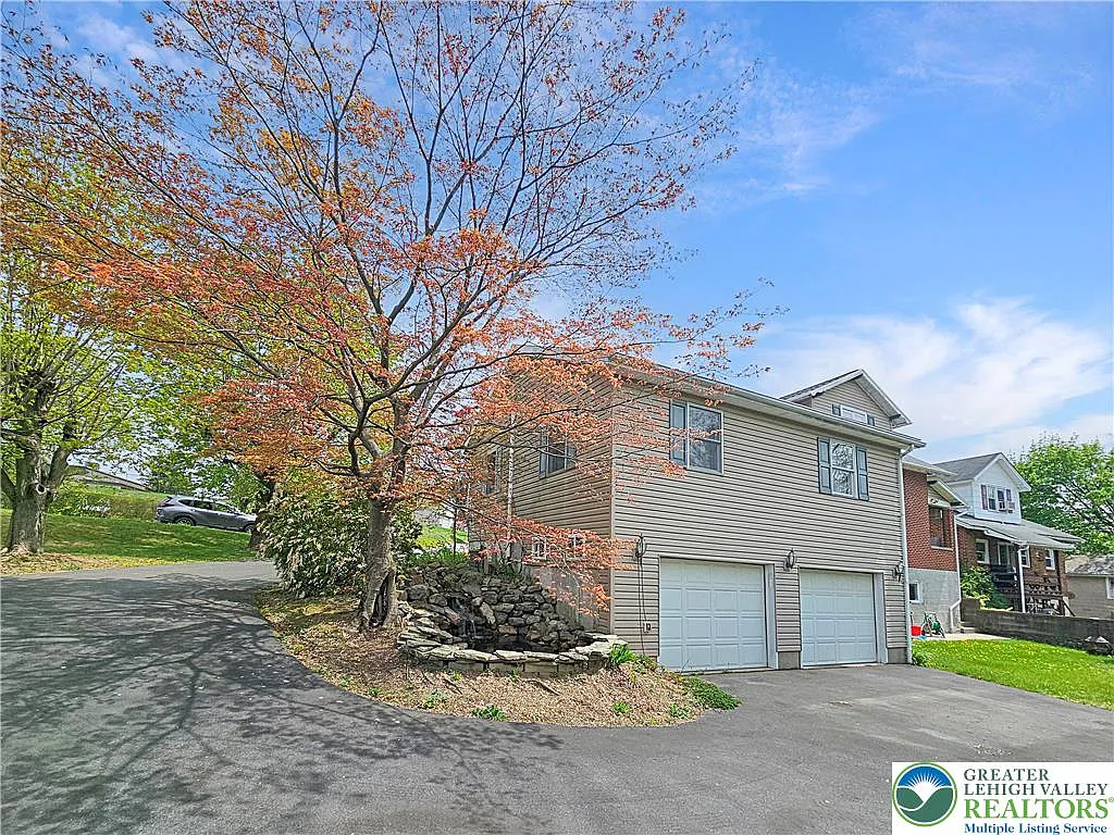 3 bed, 2.0 bath, 2843 sqft, $2,200 — Photo 4