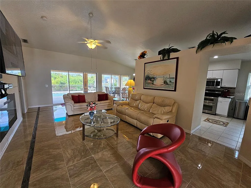 3 bed, 2.0 bath, 1648 sqft, $5,300 — Photo 4