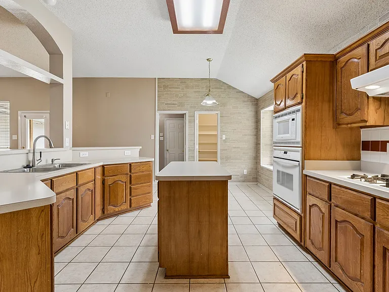 300 Thomas Dr — Photo 16