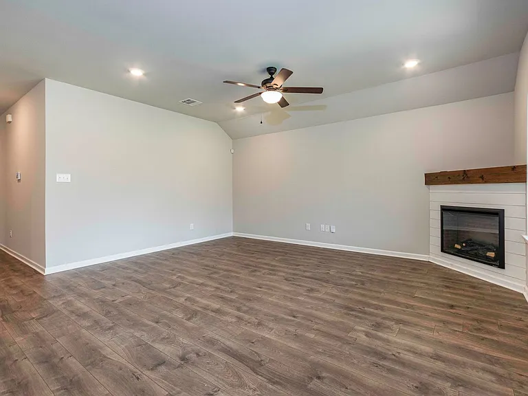 102 Border Ct — Photo 2