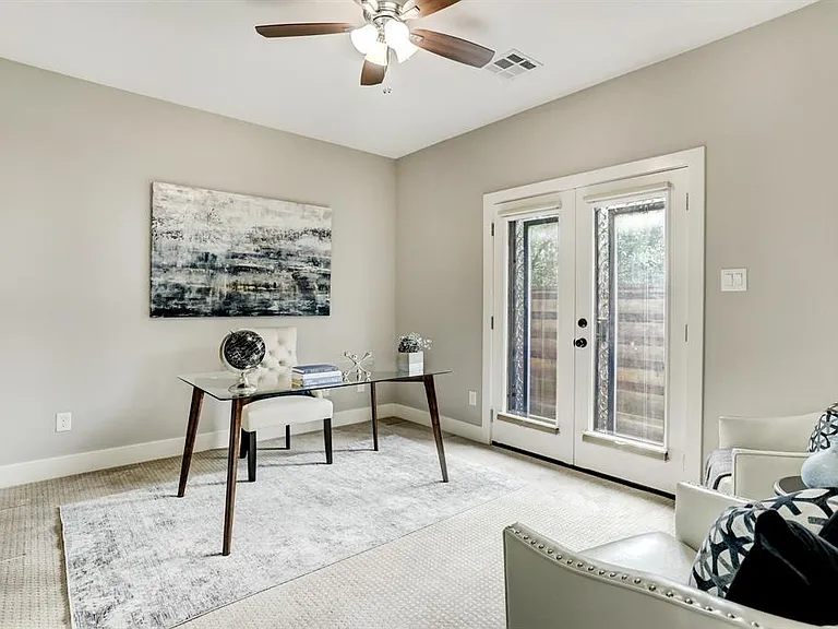 2545 Calumet St — Photo 2