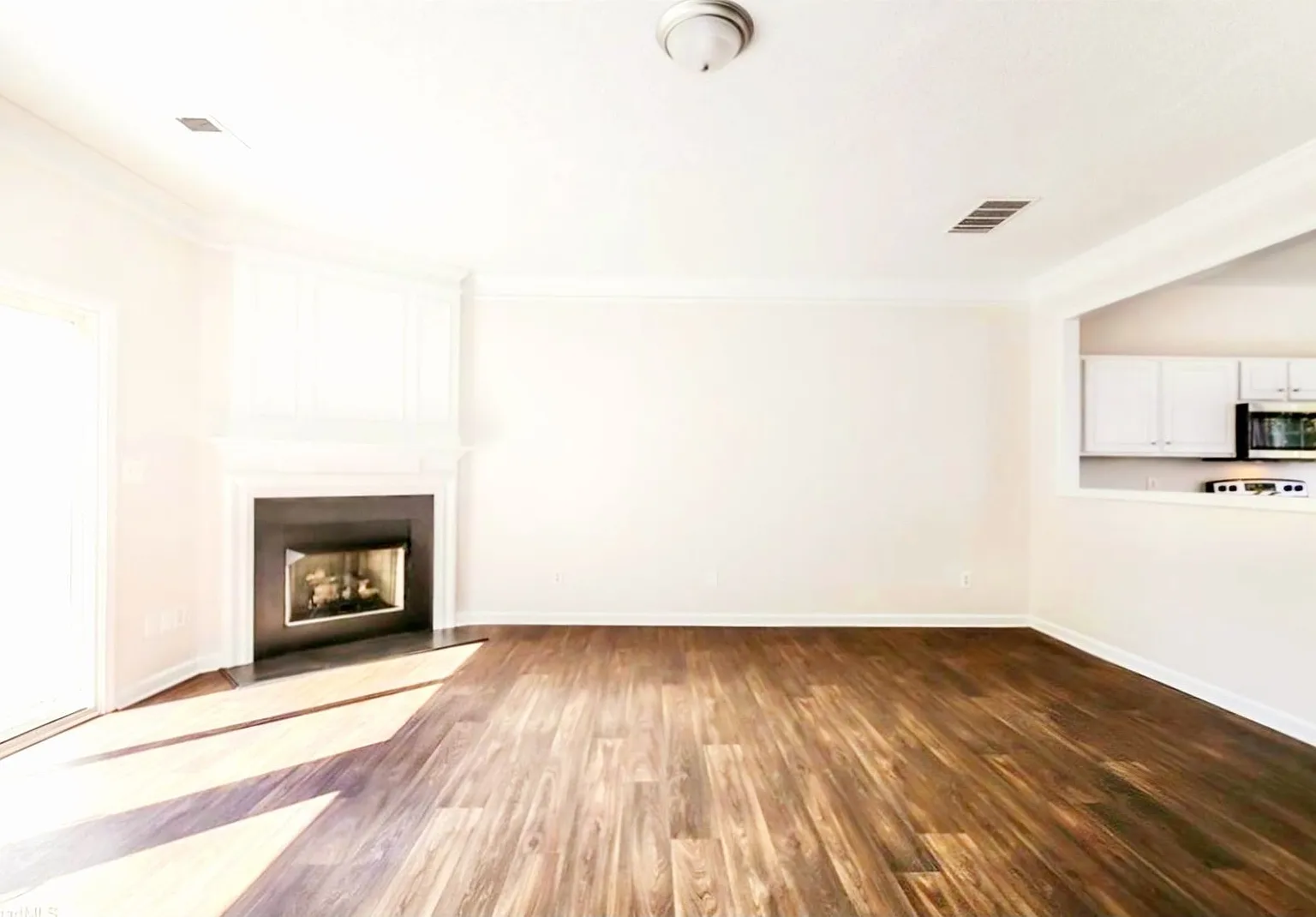 Charming 3BR Townhome in Jamestown — Photo 2